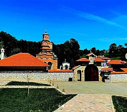 Манастир Ђунис Покрова Пресвете Богородице  У селу Ђунис, недалеко километара од Крушевца, налази се манастир Покрова Пресвете Богородице. Манастир је подигнут на месту, на коме се Пресвета Богородица јавила девојчици Милојки Јоцић 24. јула 1898. године. Девојчица Милојка имала је 13 година и радила је у пољу са својим сестрама. Са крчагом је пошла по воду на извор. Када је стигла до извора, видела је Пресвету Богородицу, која јој је рекла да ће се на том месту исцељивати многи болесници и да се на том месту подигне Црква. За овај догађај се брзо прочуло, па су многи болесни и невољни почели да се сабирају на ово место, где су се исцељивали. 1934. године, по благослову светог владике Николаја Велимировића, епископа жичког, на овом месту подигнут је дрвени храм посвећен Покрову Пресвете Богородице.       1977. године, започета је изградња великог храма, који је због забране тадашњих власти 1985. године прекинута, да би била настављена 1993. године. Радови су у потпуности завршени 2001. године. Храм је у потпуности живописан, а у комплексу манастира подигнути су нови конаци и помоћне зграде. 1997. године порушена је дрвена Црква брвнара, а на њеном месту подигнута нова од чврстом материјала, која је освећена 1998. године, на стогодишњицу јављања Пресвете Богородице.      1964. године, одлуком Светог Архијерејског Сабора српске Православне Цркве, ова светиња добија статус манастира, као метох манастира светог Романа у Ђунису. Првобитно је био мушку манастир, а први игуман био је Климент. 1968. године, преображен је у женски манастир. Духовник манастира био је архимандрит Корнелије, доцније схи игуман Андреј. Прва игуманија била је Минодора, која је у овој светињи окупила велико сестринство.