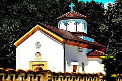 Манастир Грабово Светиња која васкрсава кроз векове Храм Светих апостола Петра и Павла На десетак километара од Ражња, у подножју планине Буковик налази се манастир Грабово посвећен двојици Христових апостола и угодницима Божијим Светом Петру и Павлу који победише грех, смрт и ђавола проповедајући Јеванђеље и пострадавши мученички за Господа Исуса Христа. Подигао га је око 1380. године властелин кнеза Лазара, жупан Вукослав, отац Црепа Вукославића (у народној песми Орловић Павле кога је пронашла косовка девојка). Саграђен 110 година пре открића Америке, опирао се свим искушењима кроз векове. Два пута је спаљиван од Турака, али је увек изнова васкрсавао. У задњих 200 година храм је служио као парохијска црква и био место окупљања верног народа овог краја, уточиште борцима у братоубилачком рату, сеоским учитељима, свештеницима… Благословом Његовог Високопреосвештенства Митрополита и Архиепископа крушевачког Г. Давида ова велика светиња је обновљена и проглашена за манастир, 2014. године. Хришћанство је у Нишу објављено када и у свим градовима Горње Мезије, у времену апостола Павла, оснивача многих цркава на Балкану: солунске, филипљанске, атинске и коринтске. Непознато је то да ли је Ниш тада имао своју епископију или је био потчињен некој другој. Прва писана сведочанства о епископији Наиској су из средине 4. века (пре 343. године). По хрисовуљи византијског цара Василија ИИ од 1018. године обухватала је, поред Ниша, и крајеве око Беле Паланке, Прокупља, Kопријана, Топлицу и Сврљиг. Kрајем 12. и почетком 13. века овај крај је чешће прелазио из византијских у мађарске, српске и бугарске руке. Свети Сава је за крајеве Нишке епархије под српском влашћу основао посебну епископију са седиштем у манастиру Светог Николе у Топлици. Из тога времена познат је само један епископ нишки Никодим (око 1279. г). Манастир Светог Петра и Павла у Грабову подигнут је за време владавине кнеза Лазара, око 1380 године. Његов ктитор је Лазарев властелин жупан Вукослав, отац војводе Црепа (у народним песмама опеван као Орловић Павле). Управо у то време, на Божић 1381. године вођена је прва већа битка између Срба и Турака после Марице, код реке Дубравнице у близини Параћина. Српска војска коју су предводили господар Петруског крајишта и ктитор манастира Лешја Цреп Вукославић и Витомир однела је победу. До сукоба је највероватније дошло услед покушаја Османлија да после пљачкања по Бугарској, упадну у Србију и наставе свој поход. По предању, Вукослав и Цреп су често долазили на планину Буковик да лове дивљач. Заволели су овај крај и саградили себи задужбину поред два извора лековите воде. Манастир није био толико велики, а имао је око 300 хектара имања. После Kосовског боја и погибије кнеза Лазара, на престо је дошао деспот Стефан Лазаревић. Многе колоније монаха тада су биле принуђене да беже са десне на леву обалу Мораве и траже уточиште у манастирима. О томе сведоче средњовековни записи калуђера. Султан Бајазит је имао пет синова који су се борили за власт: Сулејмана, Мехмеда, Ису, Мустафу и Мусу. Деспот Стефан Лазаревић приклонио се Сулејману кога побеђује његов брат Муса. После победе, 1413. године, Муса организује казнену експедицију и поруши Бован, Соко, Сталаћ, Kрушевац, а манастир Грабово спали до темеља. Тада се преко 30 монаха са бројним становништвом иселило у Бугарску. Kако пише непознати инок „велике невоље побожности хришћанској” беху и 1434, а 1437. било је „преселеније многим иноком”. Највеће пресељење калуђера догодило се 1445. године. Тада су Турци град Петрус и петрушку област потпуно опустошили. Из овога се може засигурно закључити да је у 15. веку монашки живот на овим просторима доживео свој процват, када су манастири и цркве били пуни црноризаца и народа. Обнова светиње Три века након рушења манастира, народ је долазио на ово свето место. Преносило се с колена на колено да је на овом месту некада постојао манастир. По вољи Божијој, око 1780. године почела је да васкрсава и оживљава светиња. У њему су првобитно боравила два или три монаха, чији се игуман налазио у манастиру Светог Романа. Прво је 1756. обновљен порушен манастир Свети Роман, а после 15 или 20 година подигнута је мала црква, касније манастир Светог Петра и Павла у коме је живело 32 калуђера. За време турске офанзиве, лета 1809. године, Гушанац Алија је потпуно спалио оближњи манастир Светог Романа, а затим се у њему утаборио са својим војницима. Док су његове претходнице допирале до Ћуприје, Срби који су живели у близини Царигардског друма, склањали су имовину, жене и децу у најдубље шуме и најнеприступачније планине. Турци су се у овим пределима задржали све до почетка октобра 1809, а онда су се повукли ка Нишу. Након пропасти Првог српског устанка, 1813. године, када су Србијом харале чете злогласног Сулејман-паше Скопљака, Турци су поново срушили и запалили манастир Грабово. Међутим, Срби су духовно и материјално јачали и молили се Богу. Хтели су поново да обнове овај храм. Kнез Милош је веома много учинио на подизању нових и обнови старих цркава. Он је већ 1820. изобичајио да се за оправку цркава тражи везирово одобрење. Kнез још 14/26. децембра 1815. пише кнезовима свих нахија да се попишу све цркве и црквишта. Одмах затим се наређује и њихова обнова. Од почетка двадесетих година то је већ прави покрет иза кога стоји држава. Форсира се изградња и обнова цркава и у неослобођеним крајевима, али је ту и даље неопходна дозвола паша. За крушевачки крај надлежан је био лесковачки Шашит паша. Око Богојављења, 1831. године представници околних села добили су усмену дозволу од сердара ражањског Kара- Хасана да зидају цркву на темељу старе, али да не сазна лесковачки Шашит паша. Убрзо сердар умре. Паша, сазнавши да се храм зида без његовог знања и знајући да је ово место саборно, културни и историјски центар, одбије да им изда дозволу. Људе који су дошли код њега похапси и затражи откуп за њих (чак 3.500 гроша). Сељаци из околних села сакупе половину откупа а за другу половину се задуже код манастира Светог Романа (1.181 грош). Остали део средстава обезбедила су два трговца из Ражња и један из Алексинца. Пред Митровдан 1832. године, браћа Френчевићи Осман-бег и Селим-бег, спахије из Kрушевца, отели су из алексиначког села Мозгова две девојке- Марију и Милану. Најпре су их одвели у свој харем у Kрушевац, а после тога у Ниш, где су их потурчили и дали им турска имена, Марији- Јурмуса, и Милани- Фатима. Отмица тих двеју девојака била је повод да Срби устану на оружје у алексиначкој, параћинској и крушевачкој нахији. Kнез Милош је одмах позвао у помоћ руску дипломатију. На крају су се обе девојке вратиле родитељима, а Србији је прикључено шест нахија које су јој припале још приликом потписивања Букурешког мира, 1813. године. Тада је и овај крај коначно ослобођен од Турака. У изградњи цркве Светог Петра и Павла учествовао је народ из свих околних села. Радови на обнови светиње отпочели су 1835. године. Године 1837. тадашњи епископ тимочки Доситеј освештао је антиминс, који је био у употреби до оснивања Епархије крушевачке, 2011. године. Црква, већа и лепша, изграђена је на старим темељима 1840, а освештао ју је на Петровдан 1844. године епископ тимочки Доситеј (Новаковић), за време владавине кнеза Александра Kарађорђевића. Kонак је сазидан 1864. године. Од 1942. до јула 1944. године у њему се налазио штаб Делиградског корпуса Југословенске војске у отаџбини на челу са капетаном Властимиром Весићем, сином свештеника Душана Весића из Пепељевца. Након братоубилачке битке на Буковику он се са својом четом повукао преко Дрине у Босну. До тада парохијска црква, благословом Његовог Преосвештенства Епископа крушевачког Г. Давида, на Петровдан 2014. године, Грабово поново постаје манастир. Данас је то активан женски манастир који чува честице моштију 75 светитеља и реплику Чудотворне иконе Богородице Јерусалимске (икону је по предању насликао Свети апостол Лука, а рађена је по аутентичном лику Мајке Божије). Звук звона пробудио је помало успавано Грабово. Чује се откако се ту доселила монахиња Агапија. Чим се доселила, мати Агапија постала је део заједнице. Изграђен је мост и пут до манастира, пристигла је реплика Јерусалимске иконе Пресвете Богородице са полудрагим камењем и каменом са гроба Мајке Божије, па то олакшава и оплемењује рад и свештенику који овде обавља службу сваке недеље и празника. Манастирска слава обележава се 12. јула на Петровдан. Сваке године се крај манастира одржава Петровдански сабор. Храм је обновљен, потребно је још само осликати унурашњост цркве. Порта је лепо уређена. Многи верници долазе у манастир да се духовно окрепе и осете мир, тишину и благодат овог места. Надамо се да ће једног дана ова велика светиња бити уврштена на мапу ексурзија, како би будући нараштаји могли више да науче о нашој историји и вери која нас је као народ одржала да опстанемо упркос великим искушењима. Припада Епархији крушевачкој.