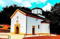 Манастир Грабово Светиња која васкрсава кроз векове Храм Светих апостола Петра и Павла На десетак километара од Ражња, у подножју планине Буковик налази се манастир Грабово посвећен двојици Христових апостола и угодницима Божијим Светом Петру и Павлу који победише грех, смрт и ђавола проповедајући Јеванђеље и пострадавши мученички за Господа Исуса Христа. Подигао га је око 1380. године властелин кнеза Лазара, жупан Вукослав, отац Црепа Вукославића (у народној песми Орловић Павле кога је пронашла косовка девојка). Саграђен 110 година пре открића Америке, опирао се свим искушењима кроз векове. Два пута је спаљиван од Турака, али је увек изнова васкрсавао. У задњих 200 година храм је служио као парохијска црква и био место окупљања верног народа овог краја, уточиште борцима у братоубилачком рату, сеоским учитељима, свештеницима… Благословом Његовог Високопреосвештенства Митрополита и Архиепископа крушевачког Г. Давида ова велика светиња је обновљена и проглашена за манастир, 2014. године. Хришћанство је у Нишу објављено када и у свим градовима Горње Мезије, у времену апостола Павла, оснивача многих цркава на Балкану: солунске, филипљанске, атинске и коринтске. Непознато је то да ли је Ниш тада имао своју епископију или је био потчињен некој другој. Прва писана сведочанства о епископији Наиској су из средине 4. века (пре 343. године). По хрисовуљи византијског цара Василија ИИ од 1018. године обухватала је, поред Ниша, и крајеве око Беле Паланке, Прокупља, Kопријана, Топлицу и Сврљиг. Kрајем 12. и почетком 13. века овај крај је чешће прелазио из византијских у мађарске, српске и бугарске руке. Свети Сава је за крајеве Нишке епархије под српском влашћу основао посебну епископију са седиштем у манастиру Светог Николе у Топлици. Из тога времена познат је само један епископ нишки Никодим (око 1279. г). Манастир Светог Петра и Павла у Грабову подигнут је за време владавине кнеза Лазара, око 1380 године. Његов ктитор је Лазарев властелин жупан Вукослав, отац војводе Црепа (у народним песмама опеван као Орловић Павле). Управо у то време, на Божић 1381. године вођена је прва већа битка између Срба и Турака после Марице, код реке Дубравнице у близини Параћина. Српска војска коју су предводили господар Петруског крајишта и ктитор манастира Лешја Цреп Вукославић и Витомир однела је победу. До сукоба је највероватније дошло услед покушаја Османлија да после пљачкања по Бугарској, упадну у Србију и наставе свој поход. По предању, Вукослав и Цреп су често долазили на планину Буковик да лове дивљач. Заволели су овај крај и саградили себи задужбину поред два извора лековите воде. Манастир није био толико велики, а имао је око 300 хектара имања. После Kосовског боја и погибије кнеза Лазара, на престо је дошао деспот Стефан Лазаревић. Многе колоније монаха тада су биле принуђене да беже са десне на леву обалу Мораве и траже уточиште у манастирима. О томе сведоче средњовековни записи калуђера. Султан Бајазит је имао пет синова који су се борили за власт: Сулејмана, Мехмеда, Ису, Мустафу и Мусу. Деспот Стефан Лазаревић приклонио се Сулејману кога побеђује његов брат Муса. После победе, 1413. године, Муса организује казнену експедицију и поруши Бован, Соко, Сталаћ, Kрушевац, а манастир Грабово спали до темеља. Тада се преко 30 монаха са бројним становништвом иселило у Бугарску. Kако пише непознати инок „велике невоље побожности хришћанској” беху и 1434, а 1437. било је „преселеније многим иноком”. Највеће пресељење калуђера догодило се 1445. године. Тада су Турци град Петрус и петрушку област потпуно опустошили. Из овога се може засигурно закључити да је у 15. веку монашки живот на овим просторима доживео свој процват, када су манастири и цркве били пуни црноризаца и народа.