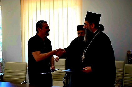 У понедељак, 29. јуна 2026. године, Његово Високопреосвештенство Митрополит нишки г. Арсеније посетио је Медвеђу.У згради Општине Медвеђа, у пратњи протонамесника Синише Никитовића, координатора за изградњу Епархије нишке, Високопреосвећени Митрополит састао се са председником општине Драганом Кулићем.Повод састанка било је потписивање уговора о финансирању обнове храма Вазнесења Господњег у Медвеђи, за коју ће средства бити одређена на основу јавног конкурса за финансирање пројеката цркава и верских заједница, које делују на подручју ове горњојабланичке општине.
