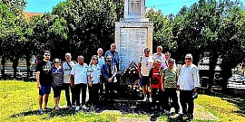 Видовдан, празник који се слави у славу Косовских јунака и уједно представља сећање на погинуле у свим ратовима до данашњих дана, у организацији Одбора за неговање традиције и обележавање значајних историјских датума општине Алексинац и Удружења бораца општине Алексинац свечано је јуче обележен и у нашем граду.На споменику палим ратницима у порти Алексиначке цркве цвеће су положиле делегације Општине Алексинац и Удружења бораца и тиме одати почаст свим палим јунацима за наш народ.Видовдан је државни празник у Републици Србији и обележава се радно, а у спомен на Косовску битку, која се одиграла 28. јуна 1389. године, односно 15. јуна по старом календару на Газиместану и представља сећање на погинуле у свим ратовима.Иначе, није први пут Видовдан обележен на територији наше општине. У организацији Удружења бораца 2014. је на овај дана откривена спомен плоча у Доњем Љубешу на којој су имена палих ратника у Балканским и Првом светском рату, а 2018. године одржана је трибина у Дому омладине од које је потекао предлог да се од зграде старе школе у Делиграду направи меморијални комплекс у коме ће бити исписана имена свих погинулих са територије наше општине, од Балканских ратова па до НАТО агресије 1999. године.