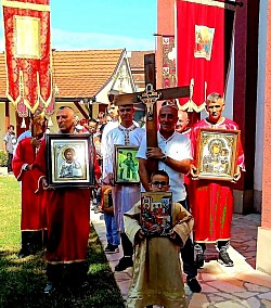 Сабор Светог Архангела Гаврила у духовном јединству и радости  Српска православна црква, Православна епархија нишка, Црквена општина Житковац и братство Храма Светог Архангела Гаврила свечано су, у духу празничне узвишености и молитвеног сабрања, обележили своју храмовну славу у недељу, 26. јула 2026. године. Овај свештени дан остаће дубоко уписан у летописе духовног живота житковачке парохије, као празник који је у једној светој мисли сабрао верни народ, парохијане, приложнике, ктиторе и доброчинитеље.  Са неизмерном духовном радошћу и срцима испуњеним благодаћу, верни народ је од раних јутарњих часова пристизао под сводове светог храма. Тачно у 08:00 часова, уз узвишено и милозвучно црквено појање које је уздизало душе присутних ка небеским висинама, започела је свечана Света Литургија. Свештенство је предводило саборно евхаристијско славље, приносећи бескрвну жртву и усрдне молитве престолу Вишњега, просећи милост, мир и заштиту за читав крај и све домове који поштују име овог великог небеског заштитника.  Литургијско сабрање достигло је свој врхунц након завршетка Свете Литургије, када се приступило традиционалном и свечаном чину резања славског колача и освећења славског жита. Овогодишњи домаћини славе припремили су часне дарове у славу Божију и у част светог архангела Гаврила, чије су речи и старозаветна и новозаветна јављања кроз векове представљали најрадосније веснике спасења рода људског. Након освећења, присутнима се обратио свештеник пригодном и надахнутом беседом, поучавајући верни народ о животу, заветима и непрестаном заступништву Првака небеских сила, који својом крепошћу укрепљује све који се у подвизима и молитвама обраћају Господу.  Овогодишња прослава у Житковцу на најлепши могући начин оличена је у дубоким и мудрим речима мати Магдалене, које су пратиле и надахнуле читаво ово сабрање